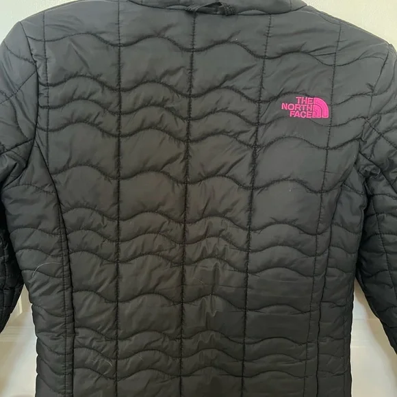 The North Face Black Quilted Jacket with Pink Logo - Picture 3 of 7